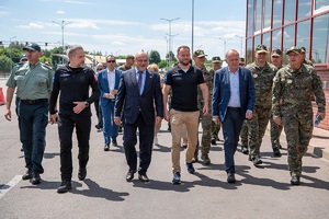 Wiceminister MSWiA oraz funkcjonariusze SG podczas wizytacji przejść granicznych na terenie województwa lubelskiego