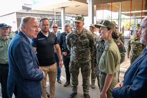 Wiceminister MSWiA oraz funkcjonariusze SG podczas wizytacji przejść granicznych na terenie województwa lubelskiego