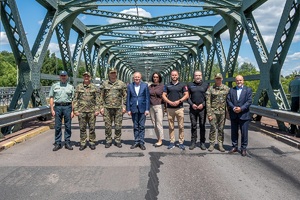 Wiceminister MSWiA oraz funkcjonariusze SG podczas wizytacji przejść granicznych na terenie województwa lubelskiego