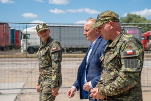 Wiceminister MSWiA oraz funkcjonariusze SG podczas wizytacji przejść granicznych na terenie województwa lubelskiego