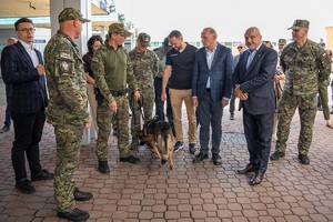 Wiceminister MSWiA oraz funkcjonariusze SG podczas wizytacji przejść granicznych na terenie województwa lubelskiego