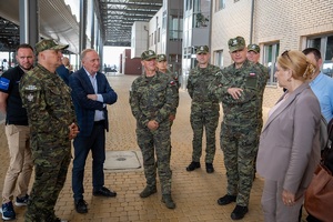 Wiceminister MSWiA oraz funkcjonariusze SG podczas wizytacji przejść granicznych na terenie województwa lubelskiego