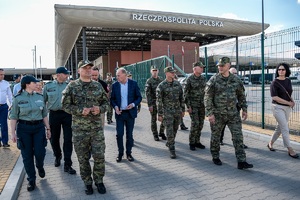 Wiceminister MSWiA oraz funkcjonariusze SG podczas wizytacji przejść granicznych na terenie województwa lubelskiego
