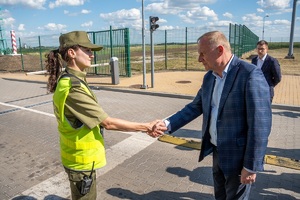 Wiceminister MSWiA oraz funkcjonariusze SG podczas wizytacji przejść granicznych na terenie województwa lubelskiego