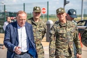 Wiceminister MSWiA oraz funkcjonariusze SG podczas wizytacji przejść granicznych na terenie województwa lubelskiego