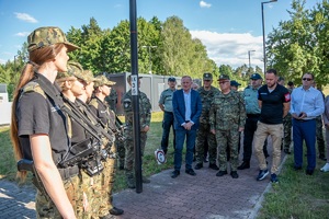 Wiceminister MSWiA oraz funkcjonariusze SG podczas wizytacji przejść granicznych na terenie województwa lubelskiego
