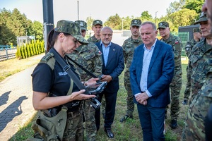 Wiceminister MSWiA oraz funkcjonariusze SG podczas wizytacji przejść granicznych na terenie województwa lubelskiego