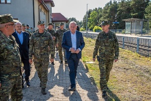 Wiceminister MSWiA oraz funkcjonariusze SG podczas wizytacji przejść granicznych na terenie województwa lubelskiego