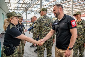 Wiceminister MSWiA oraz funkcjonariusze SG podczas wizytacji przejść granicznych na terenie województwa lubelskiego
