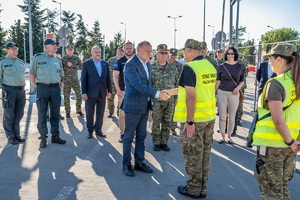 Wiceminister MSWiA oraz funkcjonariusze SG podczas wizytacji przejść granicznych na terenie województwa lubelskiego