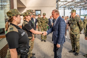 Wiceminister MSWiA oraz funkcjonariusze SG podczas wizytacji przejść granicznych na terenie województwa lubelskiego
