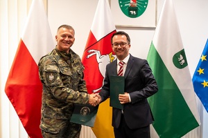 Komendant NOSG oraz Burmistrz Miasta Międzyrzec Podlaski podczas podpisania listu intencyjnego