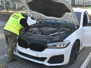 Zabezpieczony na terenie drogowego przejścia granicznego w Hrebennem pojazd marki BMW z przerobionym numerem VIN