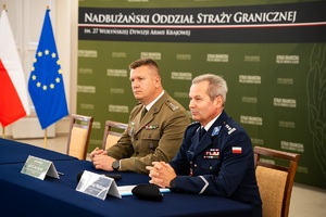 Funkcjonariusze SG i Policji uczestniczą w spotkaniu z dyrektorami szkół średnich posiadających klasy o profilu mundurowym
