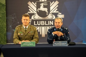 Funkcjonariusze SG i Policji uczestniczą w spotkaniu z dyrektorami szkół średnich posiadających klasy o profilu mundurowym