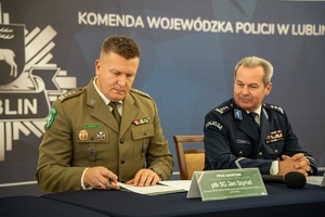 Funkcjonariusze SG i Policji uczestniczą w spotkaniu z dyrektorami szkół średnich posiadających klasy o profilu mundurowym