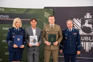 Funkcjonariusze SG i Policji uczestniczą w spotkaniu z dyrektorami szkół średnich posiadających klasy o profilu mundurowym