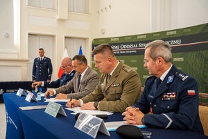 Funkcjonariusze SG i Policji uczestniczą w spotkaniu z dyrektorami szkół średnich posiadających klasy o profilu mundurowym