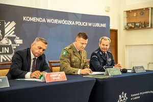 Funkcjonariusze SG i Policji uczestniczą w spotkaniu z dyrektorami szkół średnich posiadających klasy o profilu mundurowym