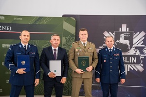 Funkcjonariusze SG i Policji uczestniczą w spotkaniu z dyrektorami szkół średnich posiadających klasy o profilu mundurowym