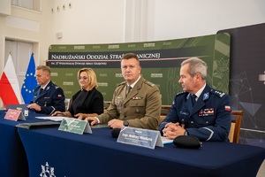 Funkcjonariusze SG i Policji uczestniczą w spotkaniu z dyrektorami szkół średnich posiadających klasy o profilu mundurowym