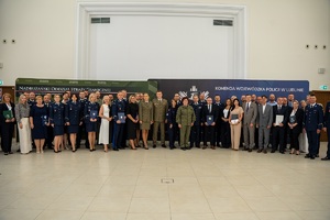 Funkcjonariusze SG i Policji uczestniczą w spotkaniu z dyrektorami szkół średnich posiadających klasy o profilu mundurowym