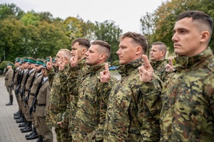 Funkcjonariusze NOSG podczas uroczystego apelu na terenie komendy oddziału NOSG w Chełmie