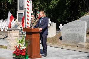 Uczestnicy uroczystości podczas uroczystości obchodów 87. rocznicy bitwy pod Wytycznem