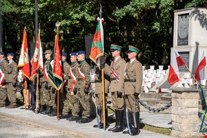 Uczestnicy uroczystości podczas uroczystości obchodów 87. rocznicy bitwy pod Wytycznem