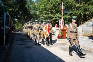 Uczestnicy uroczystości obchodów 87. rocznicy bitwy pod Wytycznem