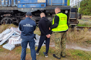 Funkcjonariusze SG oraz KAS podczas zatrzymania podejrzanego oraz zabezpieczania nielegalnych wyrobów akcyzowych