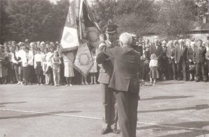 Przewodniczący Honorowego Komitetu Fundacji Sztandaru i nadania imienia NOSG por. w st. spocz. T. Persz ps. "Głaz" przekazuje sztandar Komendantowi Głównemu SG płk. prof. dr. hab. Markowi Lisieckiemu