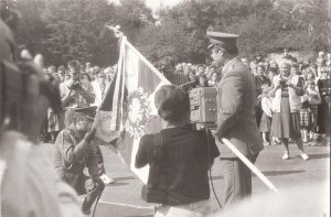 Płk prof. dr hab. M. Lisiecki przekazuje sztandar ppłk. dypl. J. Biedroniowi