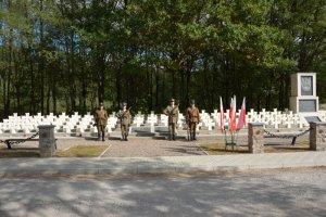 Warta honorowa przy grobach żołnierzy Korpusu Ochrony Pogranicza