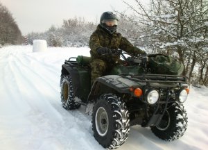 Funkcjonariusz Straży Granicznej podczas patrolu na kładzie zimą